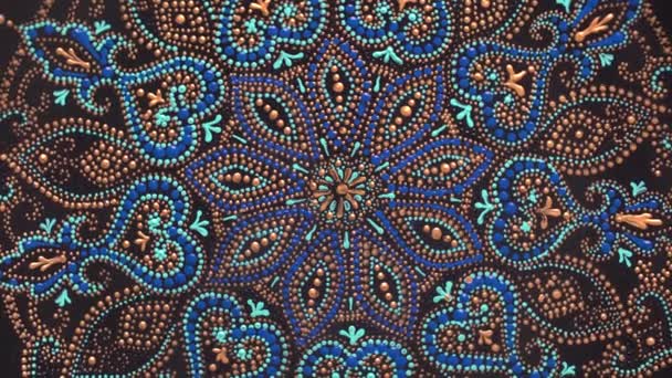 Decoratieve Keramische Plaat Met Zwarte Blauwe Gouden Kleuren Beschilderde Plaat — Stockvideo