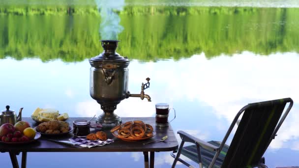 우크라 이나의 식탁에는 연기와 빈티지 사모바르가 식품의 — 비디오