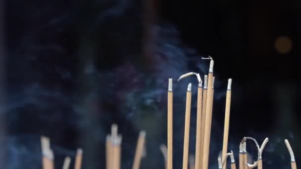 在越南丹阳市佛教寺庙里 熏香棒与烟熏的近距离接触 — 图库视频影像