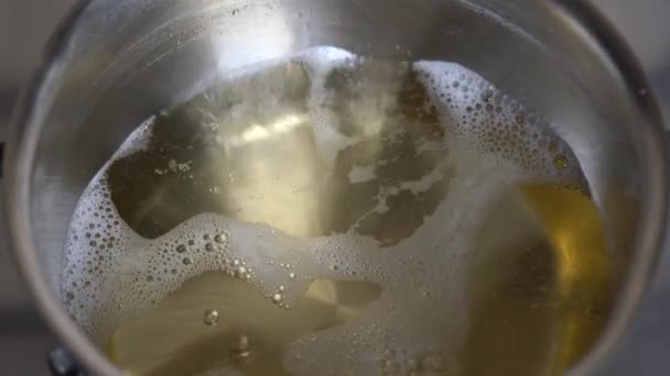 乾燥した白ワインは ガスストーブの上の金属鍋で煮込まれます 閉じる — ストック動画