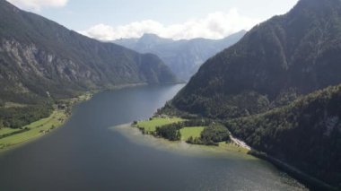 Hallsttter 'ın havadan görünüşü ya da Hallstatt Gölü ve büyük dağlar Avusturya' daki Hallstatt köyünün yanında, seyahat ve doğa konsepti