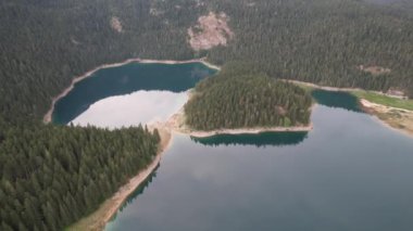 Kuzey Karadağ 'daki Kara Göl veya Crno Jezero' nun hava manzarası. Avrupa 'nın Zabljak kenti yakınlarındaki Durmitor milli parkında 1416 metre yükseklikteki Durmitor Dağı' nda bir buzul gölüdür.