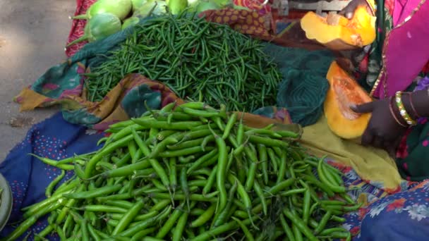 Commerciante Alimentare Che Vende Verdure Nel Mercato Strada Nella Città — Video Stock