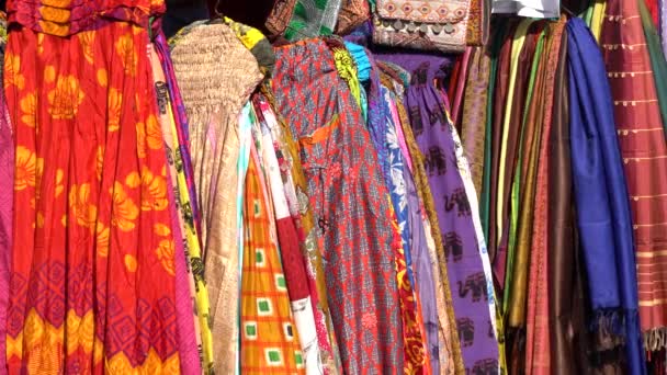 Συλλογή Πολύχρωμα Ρούχα Προς Πώληση Στην Τοπική Αγορά Του Δρόμου — Αρχείο Βίντεο