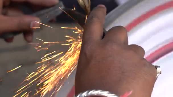 在印度拉贾斯坦邦乌代普尔市的一个市场上 一名印地安人正在削尖剪刀 — 图库视频影像