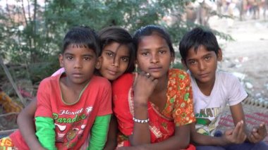 PUSHKAR, INDIA - 16 Kasım 2018: Hintli çocuklar çölde Thar zamanında Pushkar Camel Mela kutsal şehir Pushkar, Rajasthan, Hindistan yakınlarında. Genç kızların ve erkeklerin portresi