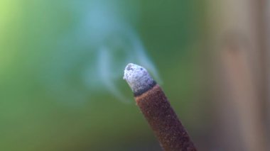 Tütsü çubuğu dumanla yanıyor, yaklaşın. Bali Adası, Ubud, Endonezya