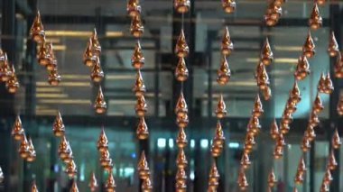 CHANGI HAVAALANI, ŞARKI - 27 Mart 2019: Changi havaalanı kalkış ve salonundaki Kinetik yağmur heykeli. Kinetik yağmur kurulumu, yenilenmiş çıkış kayıt salonunun simgesidir