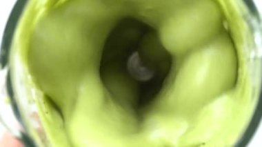 Meyve ve sebzeler sağlıklı yeşil bir smoothie ile harmanlanır. Sağlıklı yaşam tarzı kavramı. Kapatın. Muz dereotlu içecekler, yavaş çekim, üst manzara.