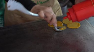Lezzetli Tayland sokak tatlısı, Kanom Buang, Tayland Çıtır Krepi ya da Tayland Krepi, beyaz krema ve altın yumurta ipliği ya da kızartma tavasında tuzlu karides gibi çeşitli malzemelerle