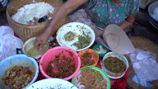 Ubud Bali Indonesia 2019年4月24日 印度尼西亚巴厘岛Ubud村的穷人在市场上出售和购买健康食品 清晨水果和蔬菜市场 — 图库视频影像