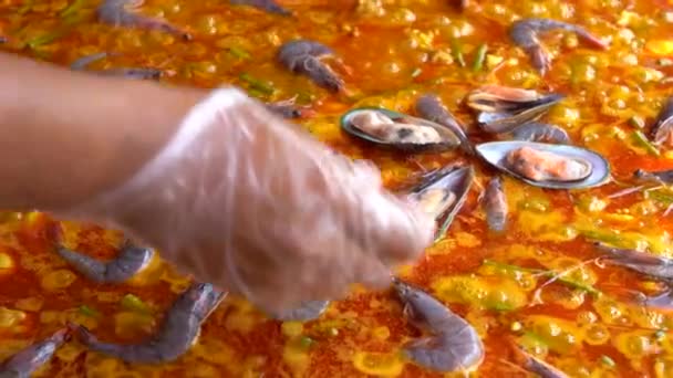 Španělská Paella Mořských Plodů Pánvi Mušlemi Krevetami Zeleninou Mořské Plody — Stock video