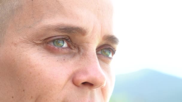 Retrato Uma Menina Loira Fundo Natureza Praia Verão Close — Vídeo de Stock