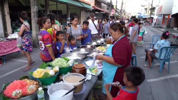 Koh Phangan Thailand December 2018 Street Food Thai Vendor Sells — стоковое видео