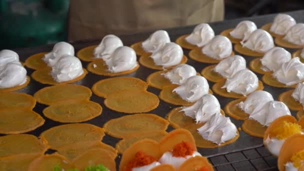 Вкусный Тайский Уличный Десерт Каном Буанг Тайский Хрустящий Блин Тайский — стоковое видео