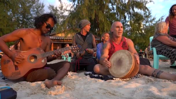 Koh Phangan Thailand February 2019 해변의 관광객들을 드럼을 연주하는 음악가들 — 비디오