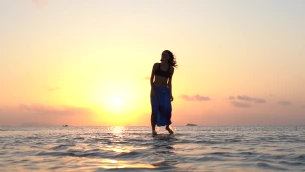Young Beauty Girl Dancing Sea Water Sunset Tropical Beach Summer — Videoclip de stoc