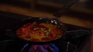 Kızarmış tavada yumurta, sosis ve sebzeli omlet. Mutfakta sebzeli yumurta pişir.