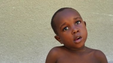 Zanzibar, Tanzanya - 13 Aralık 2019: Doğu Afrika, Tanzanya 'daki Zanzibar adasının bir sokağında yaşayan Afrikalı mutlu çocuk