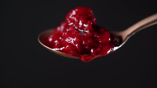 Löffel Mit Roter Himbeermarmelade Und Einem Tropfen Rote Himbeermarmelade Die — Stockvideo