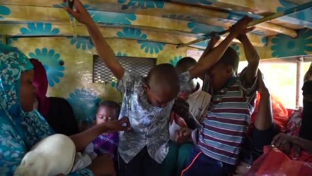 Zanzibar Tanzania November 2019 Afrikaanse Kinderen Vrouwen Mannen Rijden Lokaal — Stockvideo