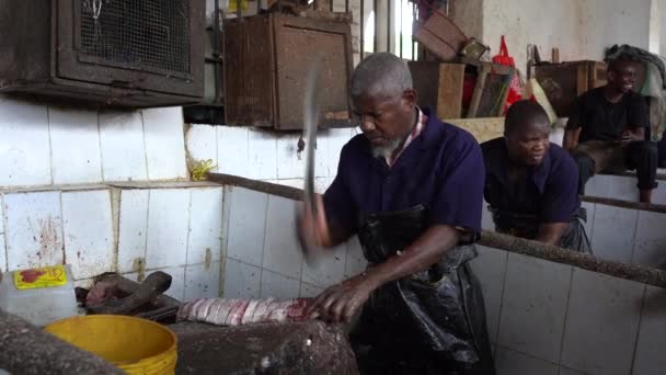 Zanzibar Tanzania November 2019 African Men Prepare Sell Fresh Sea — Stock videók