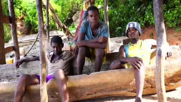 坦桑尼亚桑给巴尔 2019年11月16日 在坦桑尼亚桑给巴尔岛 Zanzibar Island Tanzania East Africa 海滩上 一些不知名的非洲裔男子坐在木船上 — 图库视频影像
