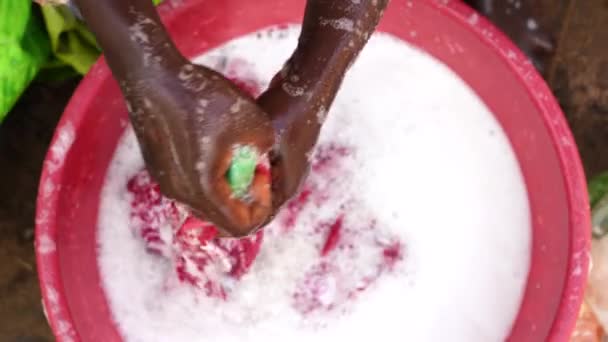 Afrikaanse Vrouwelijke Handen Wassen Kleren Bekken Een Straat Buurt Van — Stockvideo