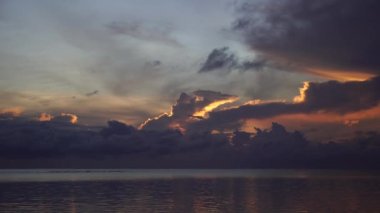 Hint Okyanusu üzerinde Tanzanya 'nın Zanzibar adasında, Doğu Afrika' da güzel bir gündoğumu. Seyahat ve doğa kavramı. Sabah gökyüzü, bulutlar ve deniz suyu