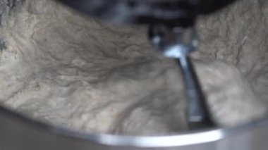 Mutfak makinesiyle hamur yoğurmak. Masa başı mikseriyle mayasız ekmek yapıyorum. Mutfak yardımı hamur yapmak için un yoğurur, kapat.