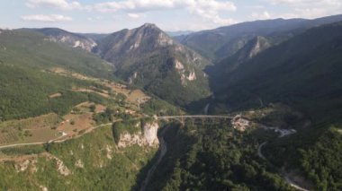 Tara nehri kanyonu, dağlar ve Curceviç köprüsü, Karadağ, Avrupa 'nın havadan görünüşü. Seyahat ve doğa kavramı 