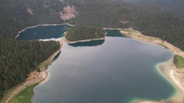 Kuzey Karadağ 'daki Kara Göl veya Crno Jezero' nun hava manzarası. Avrupa 'nın Zabljak kenti yakınlarındaki Durmitor milli parkında 1416 metre yükseklikteki Durmitor Dağı' nda bir buzul gölüdür.