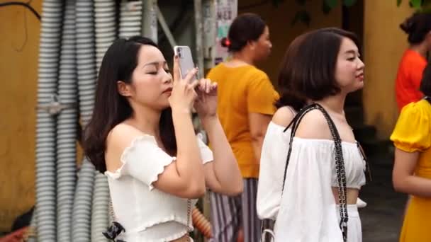 Hoi Vietnam June 2020 Young Vietnamese Girl Taking Pictures Girlfriends — Stock Video