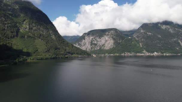 奥地利哈尔斯塔特村旁边的哈尔斯塔特湖和高山阿尔卑斯山脉的空中景观 旅游与自然概念 — 图库视频影像