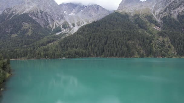 Hochgall山被云彩 山谷和炭疽覆盖的景观空中景观意大利Dolomites雨天的湖泊 旅游与自然概念 — 图库视频影像