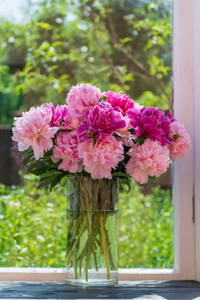 Beau Bouquet Pivoines Roses Fleurs Dans Vase Verre Sur Rebord — Photo