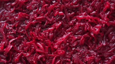 Çiğ taze rendelenmiş kırmızı pancar bitkisinin arkaplan ve dokusu, yakın plan, üst görünüm, döner