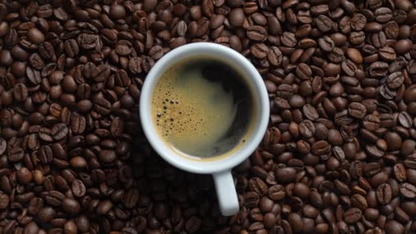 Fehér Csésze Forró Fekete Kávé Forgó Háttér Friss Pörkölt Kávébab — Stock videók