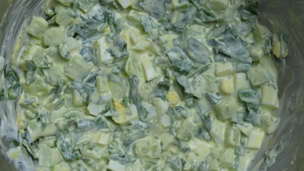 健康沙拉的绿色野生水蜜桃 水煮蛋 黄瓜和酸奶油碗 顶部视图 野大蒜或羊肉色拉与煮熟的鸡蛋一起旋转 — 图库视频影像