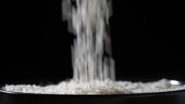 Bílá Rýže Padá Dolů Naplňuje Misku Stole Zblízka Natáčení Černém — Stock video