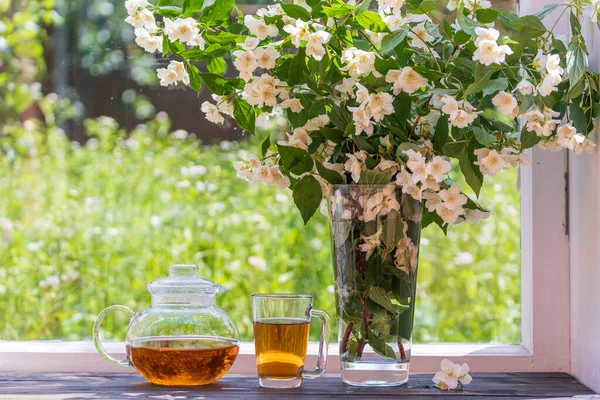 Läckert Varmt Örtte Fönsterbrädan Hemma Sommardagen Nära Trädgården Och Vacker — Stockfoto