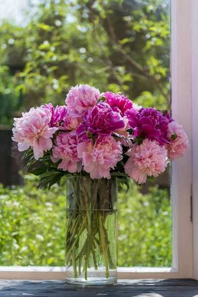 Όμορφο Μπουκέτο Από Ροζ Λουλούδια Παιώνιες Ένα Γυάλινο Βάζο Στο Εικόνα Αρχείου