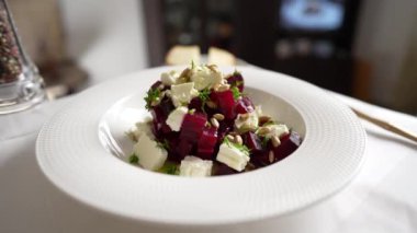 Pancar köklü sağlıklı salata, beyaz tabakta beyaz peynir ve ayçiçeği tohumları, kapatın, döndürür