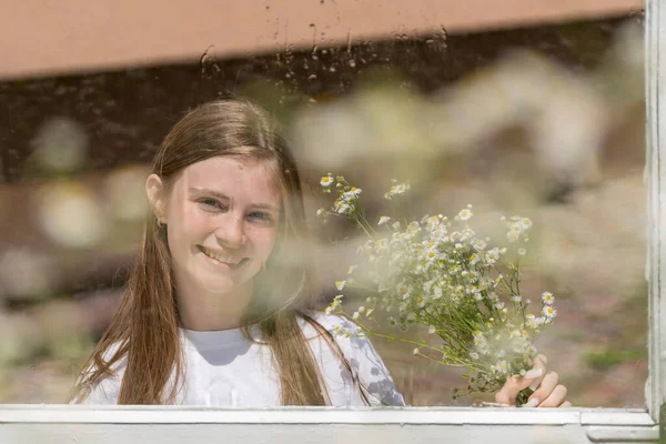 Beautiful Girl Looking Window Raindrops Glass Bouquet Chamomile Flowers Close — Zdjęcie stockowe