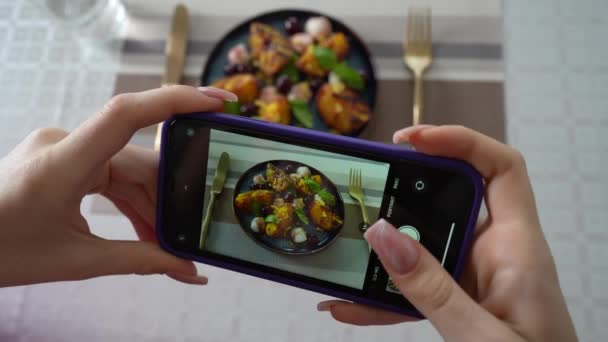 Dziewczyna Robi Zdjęcia Grillowanej Sałatki Brzoskwiniowej Mozzarellą Pomocą Smartfona Kobiece — Wideo stockowe