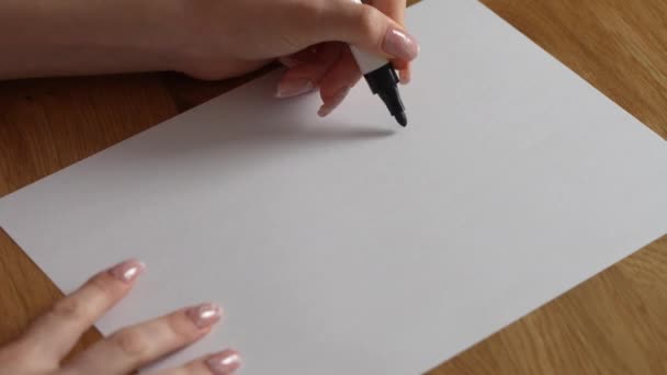 Chica Una Sábana Blanca Dibuja Signo Interrogación Con Marcador Negro — Vídeo de stock