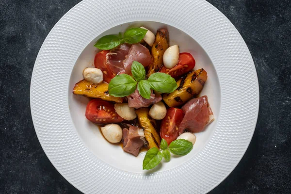 Salada Pêssego Grelhada Com Mussarela Presunto Tomate Vermelho Manjericão Verde Imagem De Stock