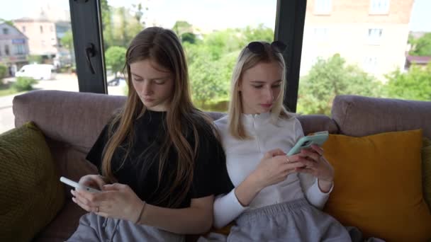 Afslappet Unge Piger Ved Hjælp Smartphone Surfing Sociale Medier Kontrollere – Stock-video