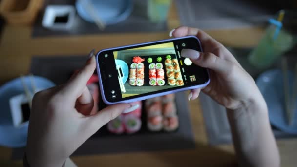 Menina Tirar Fotos Sushi Acolhedor Restaurante Japonês Usando Smartphone Mãos — Vídeo de Stock