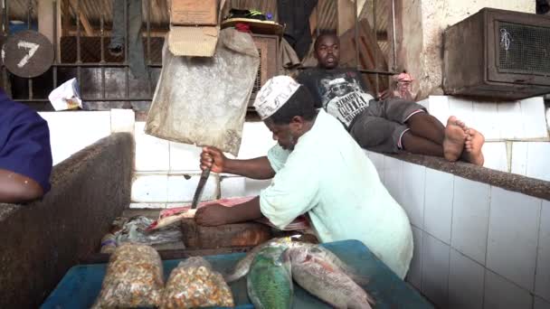 Zanzibar Tanzania November 2019 African Men Prepare Sell Fresh Sea — стокове відео